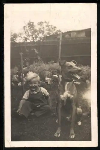 Foto-AK Kleiner Knabe mit Hund in einem Garten