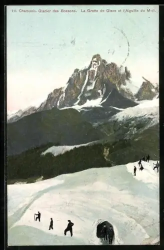 AK Chamonix, la grotte de Glace et l`aiguille du Midi, des randonneurs dans la neige