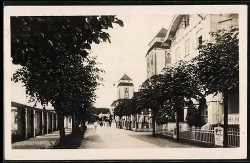 AK Binz a. Rügen, Strassenansicht mit Türmen