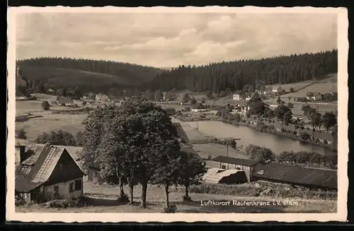 AK Rautenkranz i. V., Ortsansicht mit Hügelpanorama