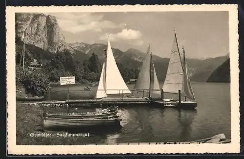 AK Grundlsee /Salzkammergut, Bootsteg mit Segelbooten