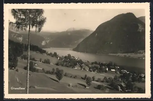 AK Grundlsee, Totalansicht mit Gewässer von einem Hang aus