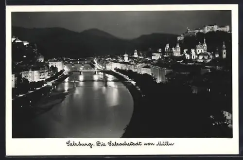 AK Salzburg, Ortsansicht bei Nacht mit Brücke u. Burg, gesehen von Mulln aus