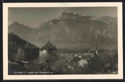 AK Brixlegg i. T., Ortsansicht mit Turm gegen das Rofangebirge