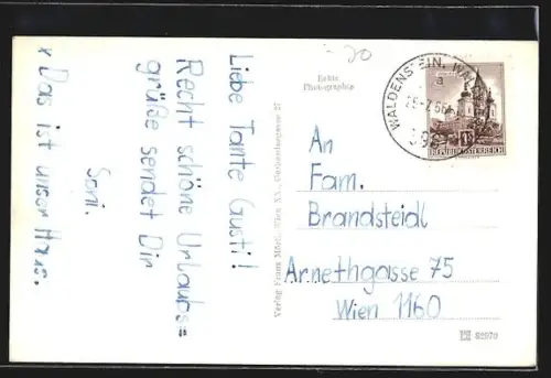 AK Waldenstein /N. Ö., Strassenpartie mit Mehrfamilienhaus und Häuserpanorama