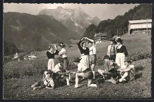 AK Finkenberg /Zillertal, Trachtengruppe bei Tanz u. Fingerhakeln vor Ortspanorama mit Kirche