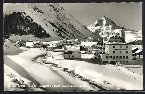 AK Galtür /Tirol, Ortsansicht mit Ballunspitze im Winter