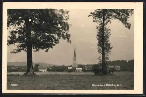AK Lochen /O. D., Panorama mit Kirche von einer Wiese aus