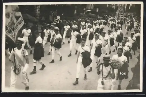 Foto-AK Luzern, Turnfest 1928, Turner beim Umzug in der Strasse