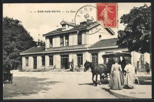 AK Bar-sur-Seine, La Gare, Damen am Bahnhof
