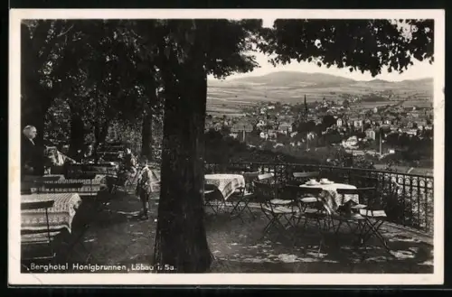 AK Löbau i. Sa., Berghotel Honigbrunnen mit Gästen