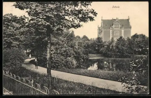 AK Bischofswerda, Strassenpartie mit Teich an der Schule