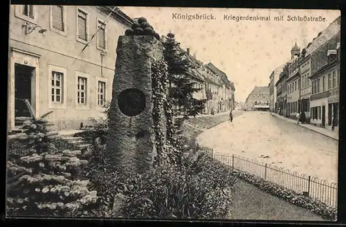AK Königsbrück, Partie der Schlossstrasse mit Kriegerdenkmal