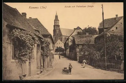 AK Kamenz /Sa., Partie der Pulsnitzer Strasse mit Kirche