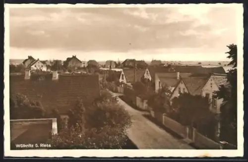 AK Wülknitz /Riesa, Wohnhäuser und Dorfstrasse aus der Vogelschau