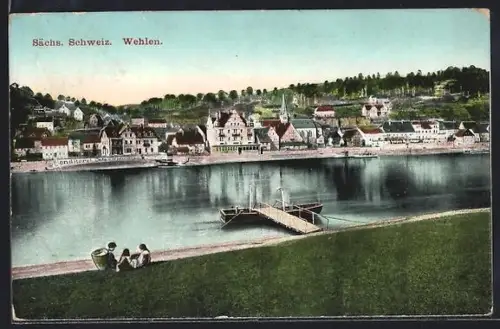 AK Wehlen /Sächs. Schweiz, Ortsansicht mit Elbe und Fähranleger