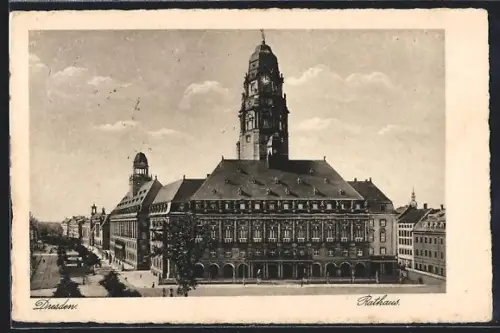AK Dresden, Rathaus und Strasse aus der Vogelschau