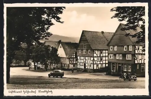 AK Hilchenbach, Marktplatz mit Fachwerkhäusern, Geschäft