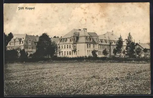 AK Hilchenbach, Stift Keppel, Panorama von einer Wiese aus