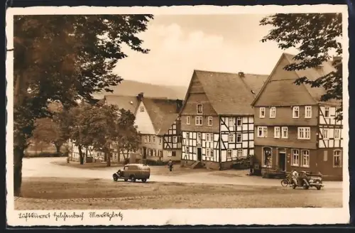 AK Hilchenbach, Marktplatz, Panorama mit Geschäft / Tankstelle und Automobilen