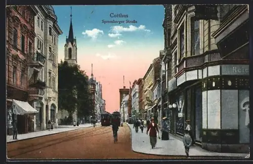 AK Cottbus, Spremberger Strasse mit Strassenbahn, Geschäften und Passanten