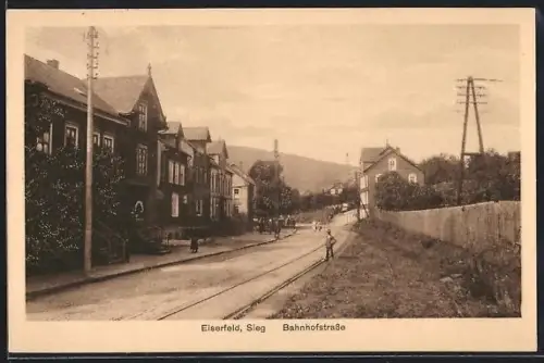 AK Sieg-Eiserfeld, Bahnhofstrasse mit Passanten