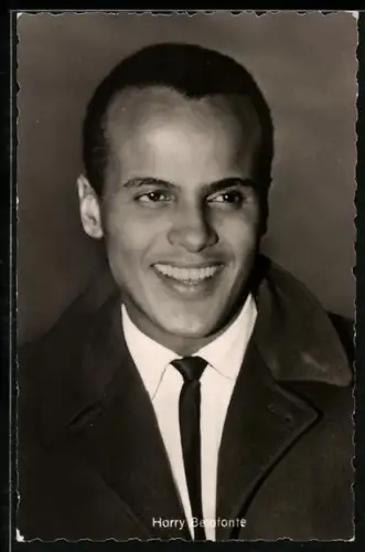AK Musiker Harry Belafonte lächelnd zur Seite blickend