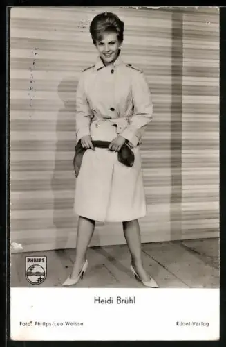 AK Musikerin Heidi Brühl, Im Trenchcoat mit einem Tuch in den Händen