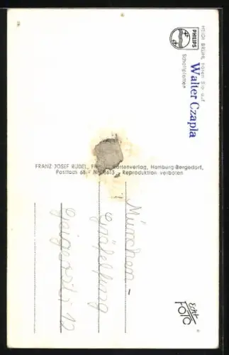 AK Musikerin Heidi Brühl, Im Trenchcoat mit einem Tuch in den Händen