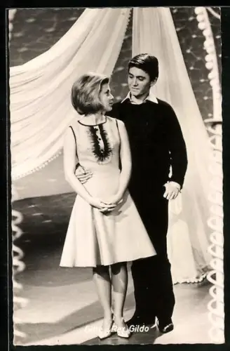 AK Musiker Rex Gildo und Gitte, Arm und Arm auf der Bühne