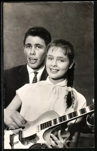 AK Musiker Peter Kraus und Musikerin Sabine Sinjen musizieren zusammen