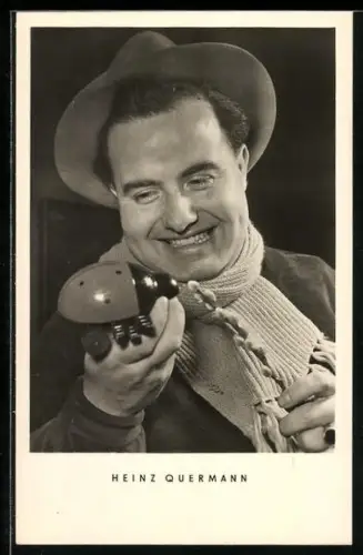 AK Musiker Heinz Quermann mit einem Spielzeug in der Hand