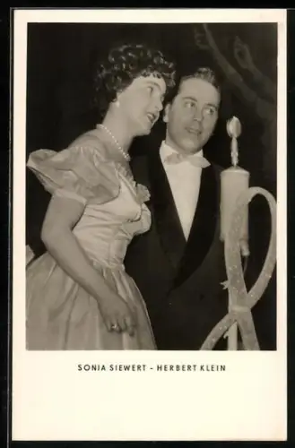 AK Schauspielerin Sonja Siewert und Schauspieler Herbert Klein stehen gemeinsam am Mikrofon