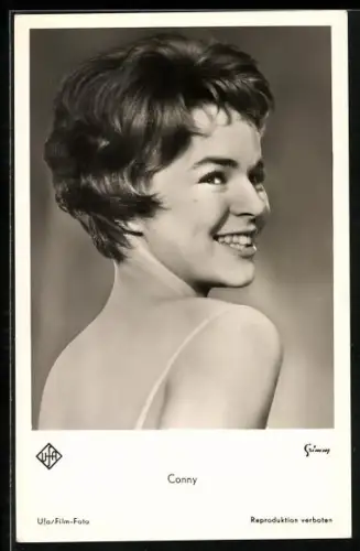 AK Musikerin Conny Froboess blickt lachend über die Schulter