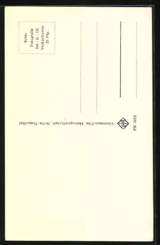 AK Musikerin Conny Froboess blickt lachend über die Schulter