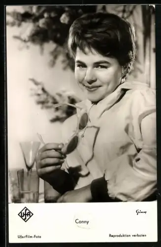 AK Musikerin Conny Froboess mit Sonnenbrille in die Kamera blickend