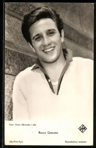 AK Schauspieler Rocco Granata mit einen Lächeln in die Kamera blickend
