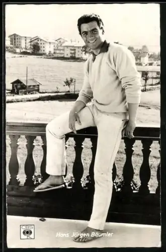AK Musiker Hans Jürgen Bäumler, Lächelnd auf einem Geländer sitzend