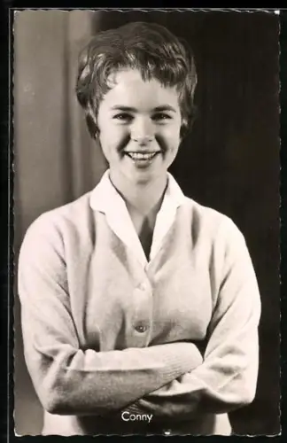 AK Musikerin Conny, In die Kamera lächelnd