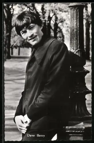 AK Musiker Dave Berry lächelnd mit verschränkten Händen