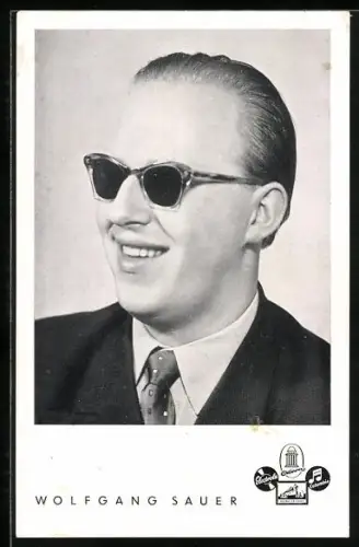 AK Musiker Wolfgang Sauer, Lächelnd mit Sonnenbrille