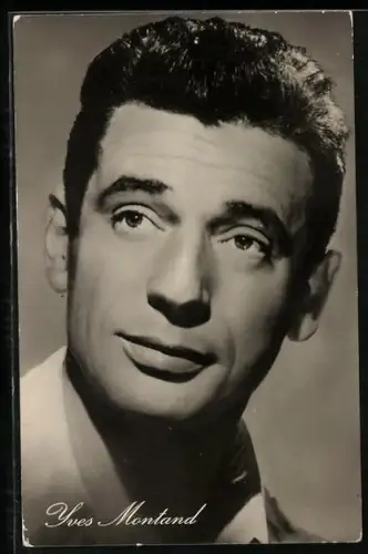 AK Schauspieler Yves Montand schaut skeptisch
