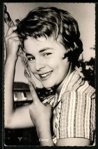 AK Musikerin Conny Froboess bei einem Auftritt in die Kamera lächelnd