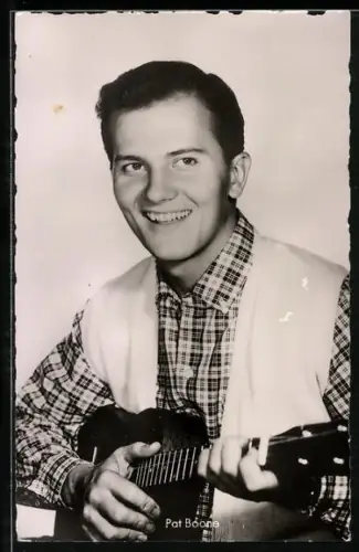 AK Musiker Pat Boone, Lächelnd mit Gitarre