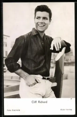 AK Musiker Cliff Richard in einem dunklen Hemd und heller Hose