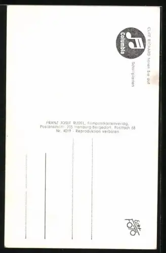 AK Musiker Cliff Richard in einem dunklen Hemd und heller Hose