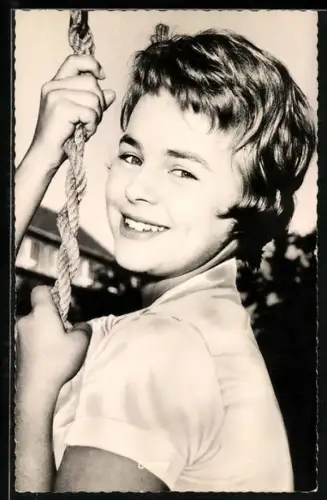 AK Musikerin Conny Froboess hält sich an einem Seil fest