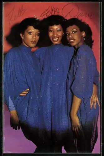 AK Musikerinnen der Band Ebony im Gruppenfoto mit dunkelblauen Kleidern