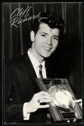 AK Musiker Cliff Richard mit einem Schallplattenpreis
