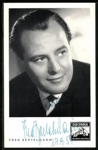 AK Musiker Fred Bertelmann, Lächelnd im schicken Anzug